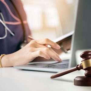 IMPLICACIONES LEGALES EN LA DIRECTIVA DE ENFERMERÍA